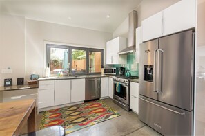 Refrigerador, microondas, horno, placa de cocina