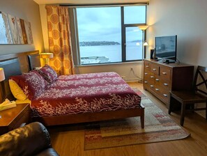 2 bedrooms, iron/ironing board, travel crib, free WiFi