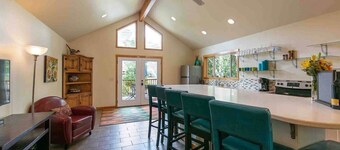 Divertimento estivo! Riverside Hacienda In Downtown Salida ... Spazioso. Riverfront. Vasca idromassaggio!