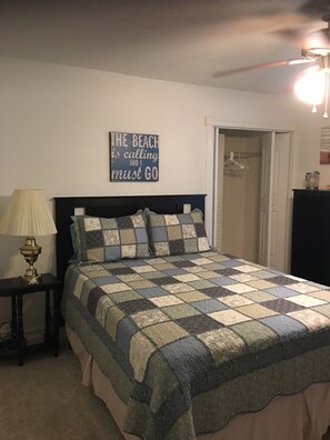 11 habitaciones, escritorio, tabla de planchar con plancha y internet 
