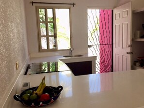 Fridge, oven, stovetop, coffee/tea maker