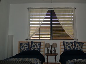 3 habitaciones, tabla de planchar con plancha y cuna de viaje 