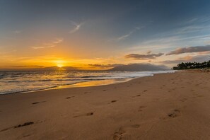 Plage à proximité, chaise longue, serviettes de plage