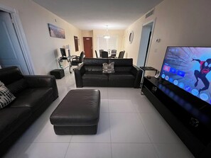Télévision, jeux vidéo, lecteur de DVD, table de tennis de table