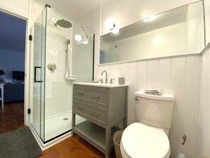 Douche, serviettes fournies, savon