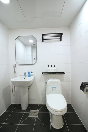 ダブルルーム バルコニー (Foreigner Only) | バスルーム | シャワー、バスアメニティ (無料)、ヘアドライヤー、スリッパ