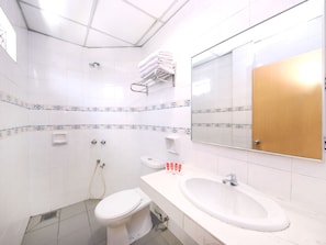 Family Suite | Bathroom | Shower, towels