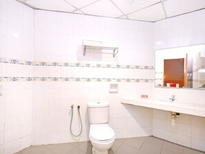 Superior Suite | Bathroom | Shower, towels - Super OYO 447 Comfort Hotel Meru (Klang)