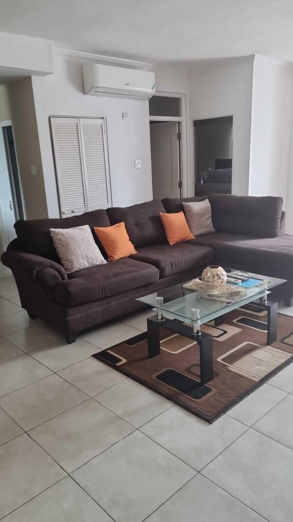 Executive Condo, 1 Queen Bed, Accessible, Non Smoking | Living area | Smart TV