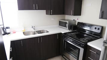 Condo ejecutivo, 1 cama Queen size, con acceso para personas discapacitadas, para no fumadores | Cocina privada | Refrigerador, microondas, horno y parrilla de estufa