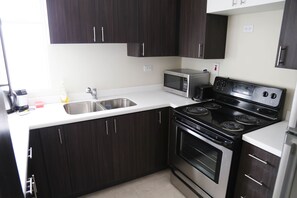 Private kitchen - The Bromptons Secure Gated Condo (Kingston)