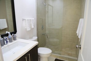 Apartamento ejecutivo, 1 cama de matrimonio, accesible para personas con discapacidad, no fumadores | Baño | Ducha, artículos de higiene personal gratuitos y secador de pelo