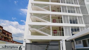 Un edificio de varios pisos con una escalera que sube a los niveles superiores.
