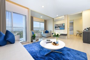 特级客房, 1 张特大床, 城市景观 | 起居区 | 43-英寸智能电视（配备有线频道）、电视、iPod 基座