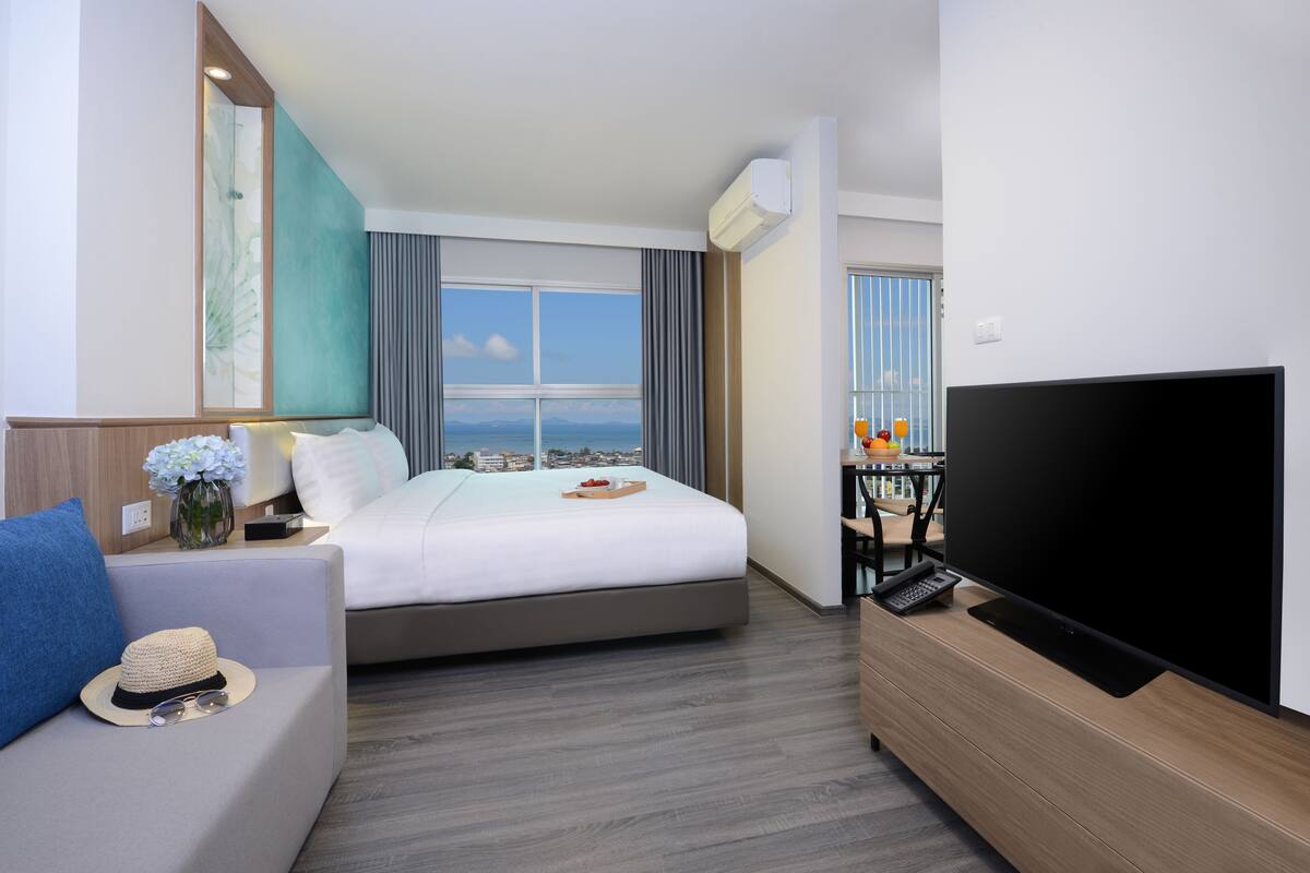 Deluxe King Room | Minibar, brankas, meja kerja, dan tirai kedap cahaya