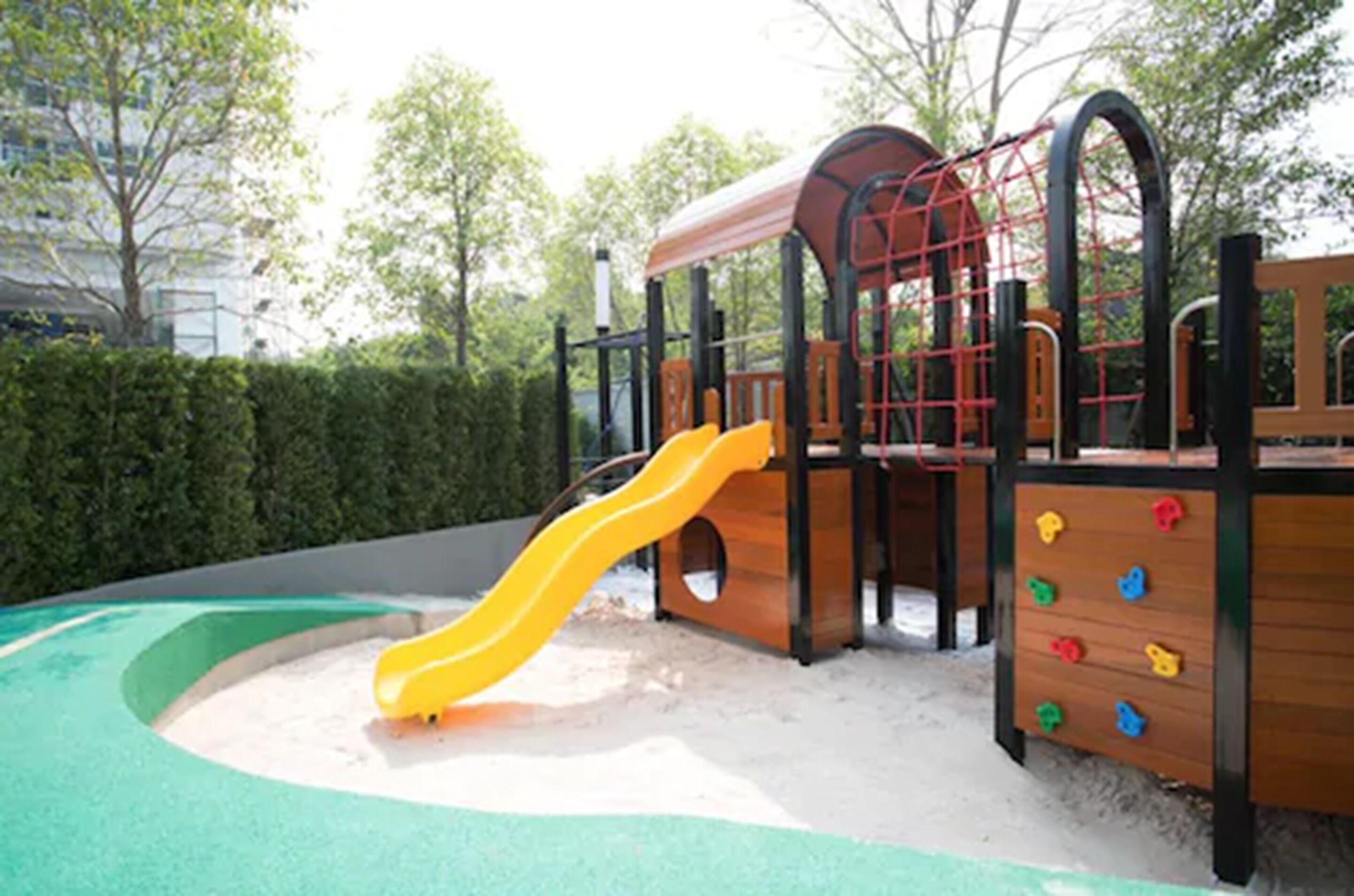 Ein Spielplatz mit Rutsche und Klettergerüsten.