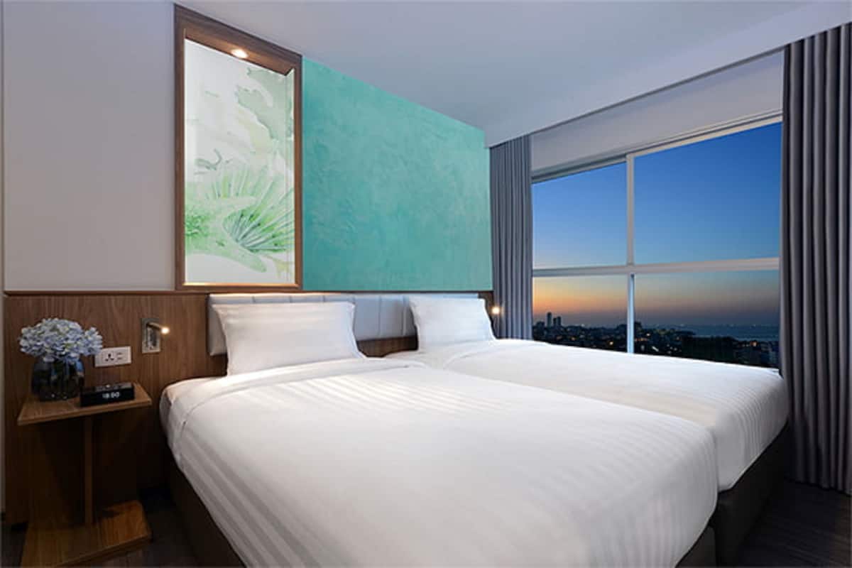 Kamar Twin Deluks | Minibar, brankas, meja kerja, dan tirai kedap cahaya