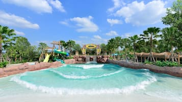 Piscina externa, espreguiçadeiras