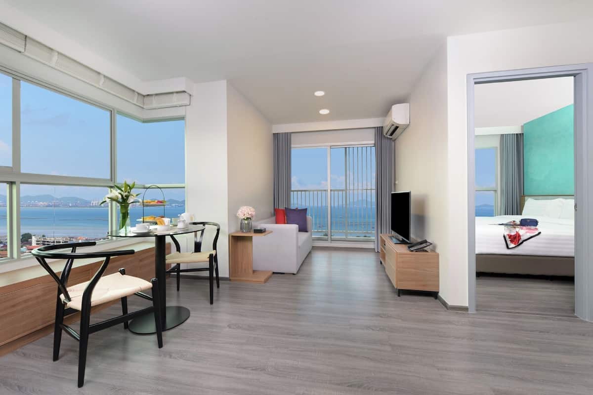 Grand Triple Room | Minibar, in-room safe, individually decorated, individually furnished