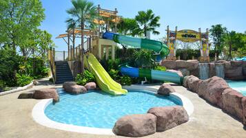 Piscina externa, espreguiçadeiras