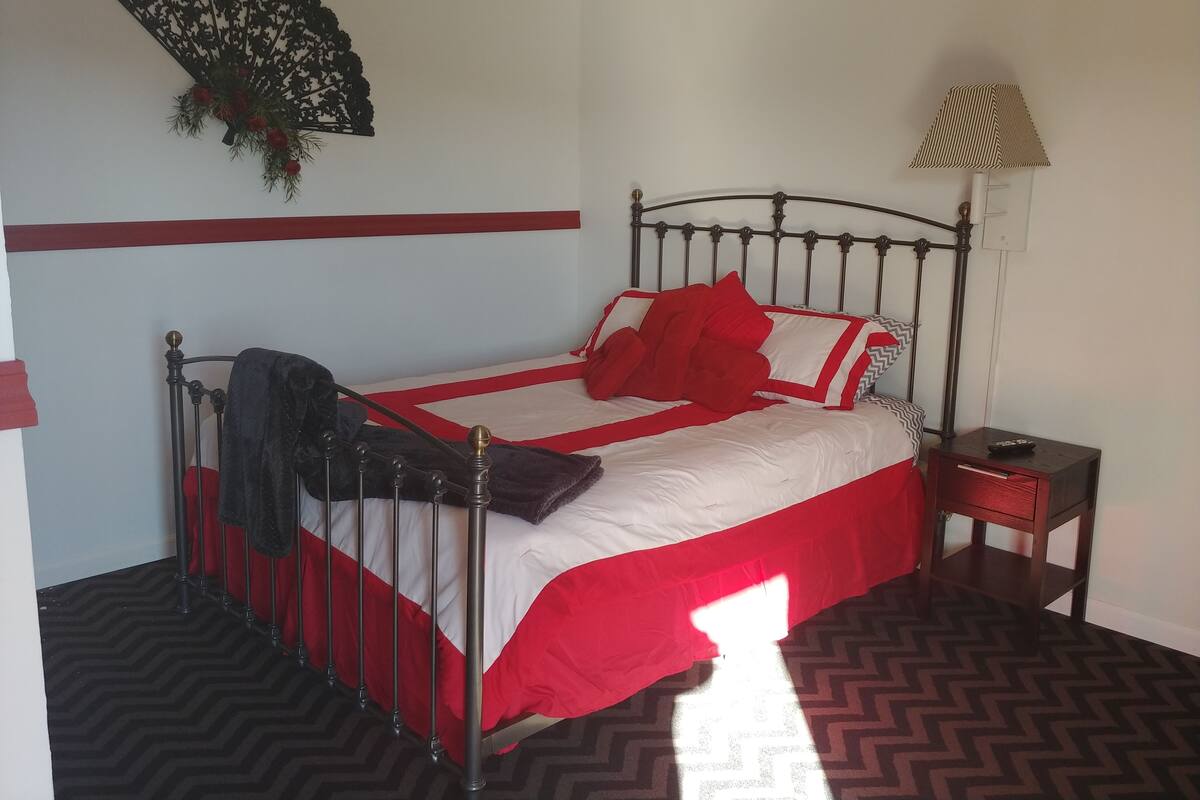 Basic Room, 1 Queen Bed, Non Smoking | WiFi (free)