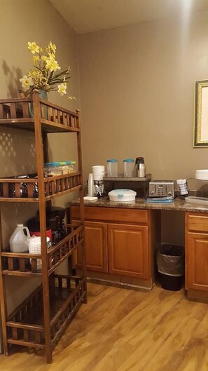 Free daily continental breakfast - Fountain Of Youth Inn (Thermopolis)