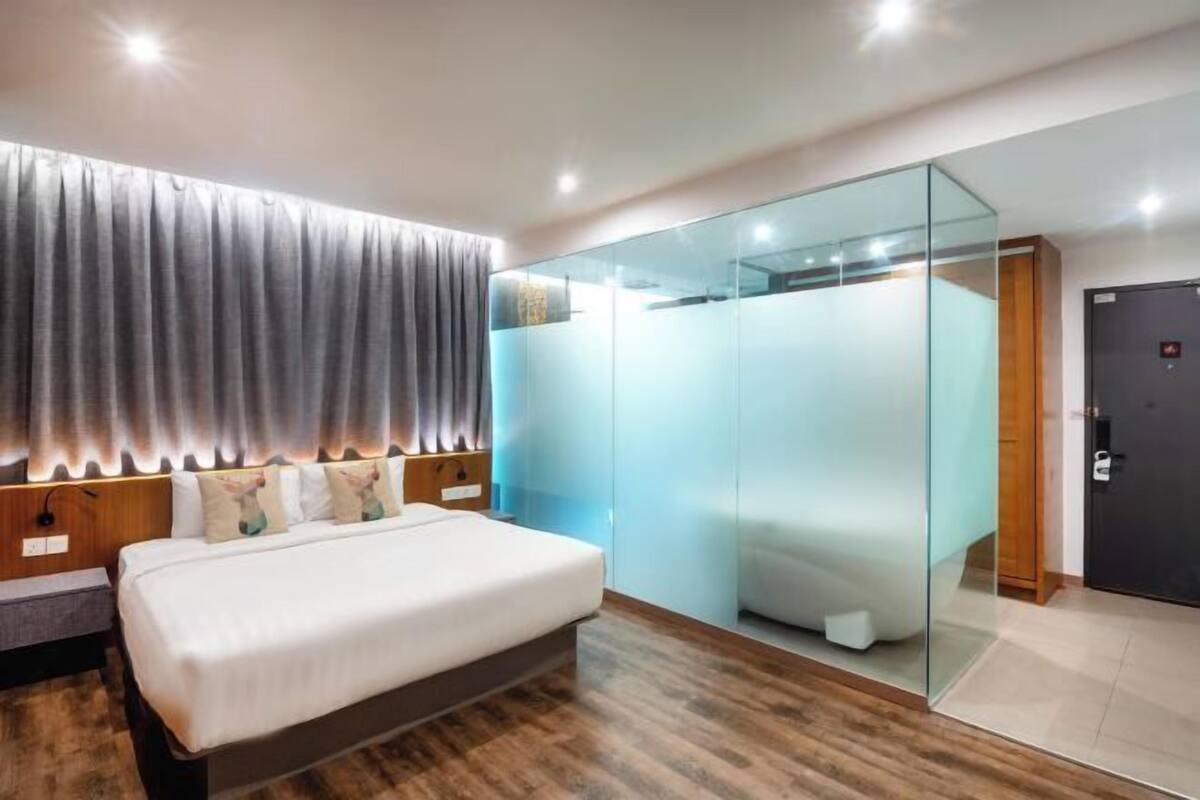 Cofres nos quartos, cortinas blackout, ferros/tábuas de passar roupa