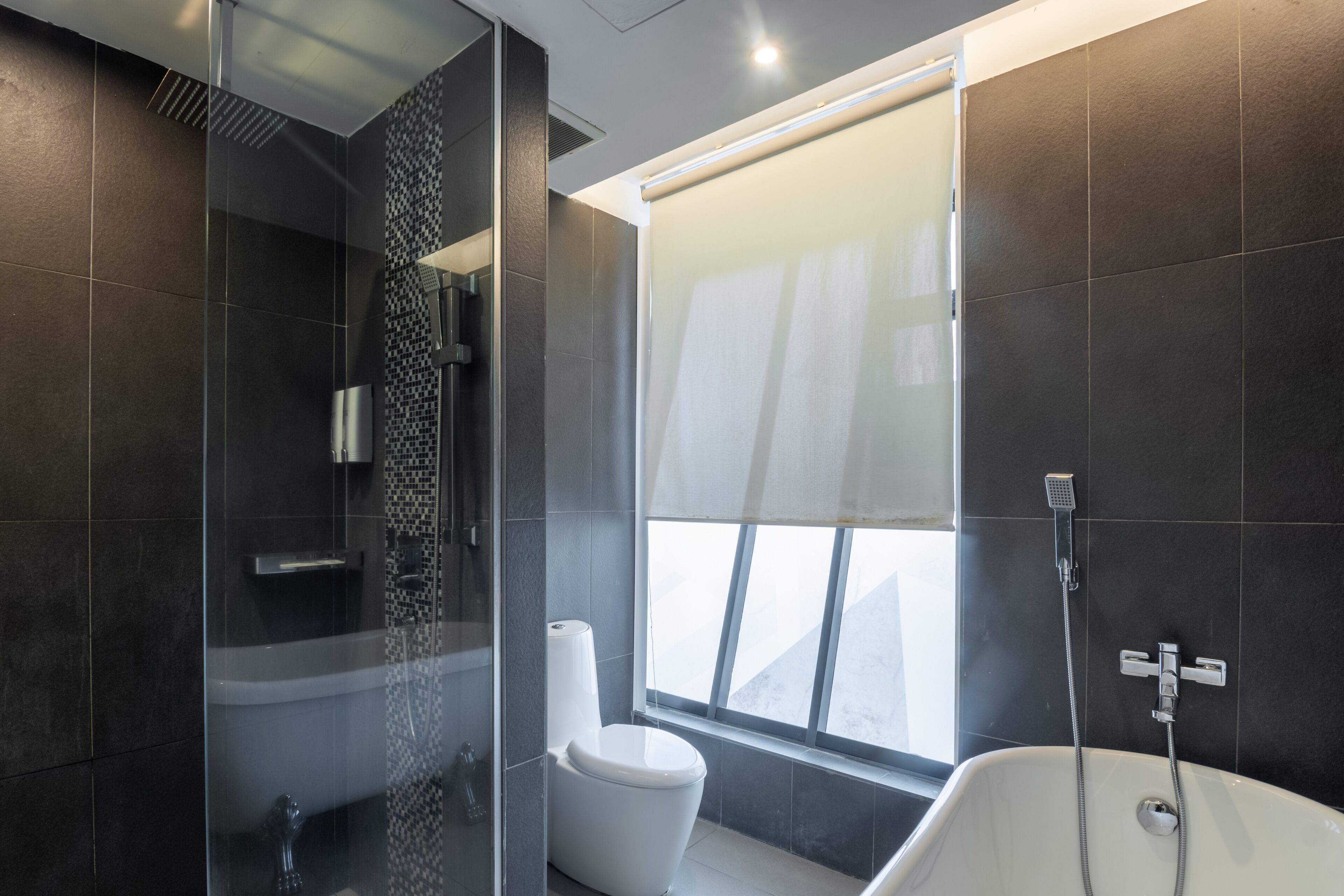 Phòng Deluxe, 1 giường cỡ king | Phòng tắm | Đồ dùng nhà tắm miễn phí, máy sấy tóc, dép đi trong nhà 