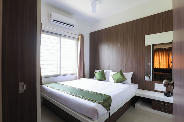 Premium Room | Minibar, individually furnished, desk, iron/ironing board