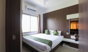 Premium Room | Minibar, individually furnished, desk, iron/ironing board