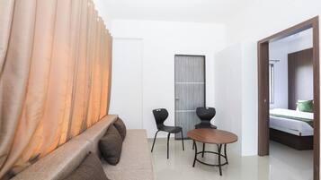 Premium Room | Minibar, individually furnished, desk, iron/ironing board