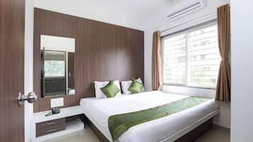 Premium Room | Minibar, individually furnished, desk, iron/ironing board