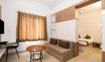 Minibar, muebles diferentes, escritorio y tabla de planchar con plancha 