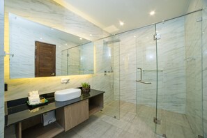 Shower, free toiletries, hair dryer, bathrobes - Oceana Resort Phuket (Kamala)