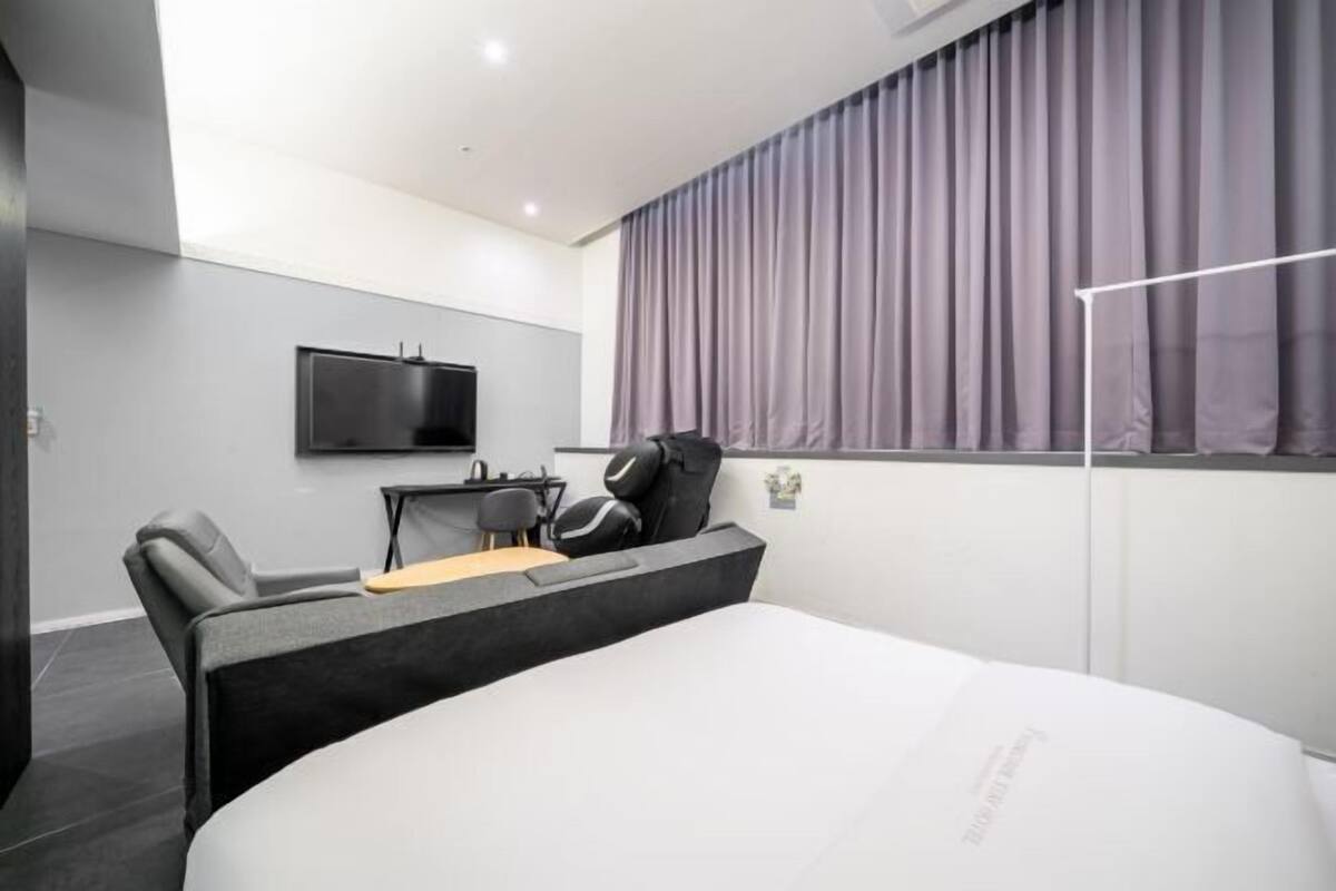 Minibar, desk, soundproofing, free WiFi