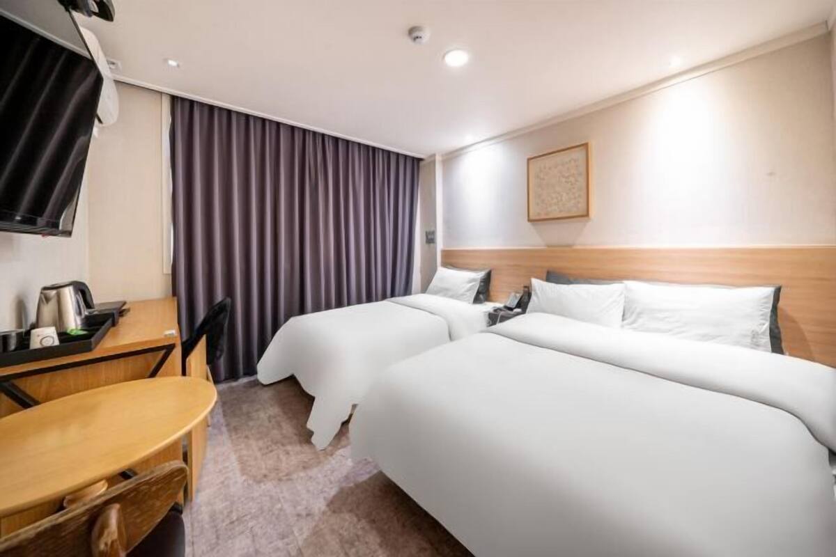 Minibar, desk, soundproofing, free WiFi