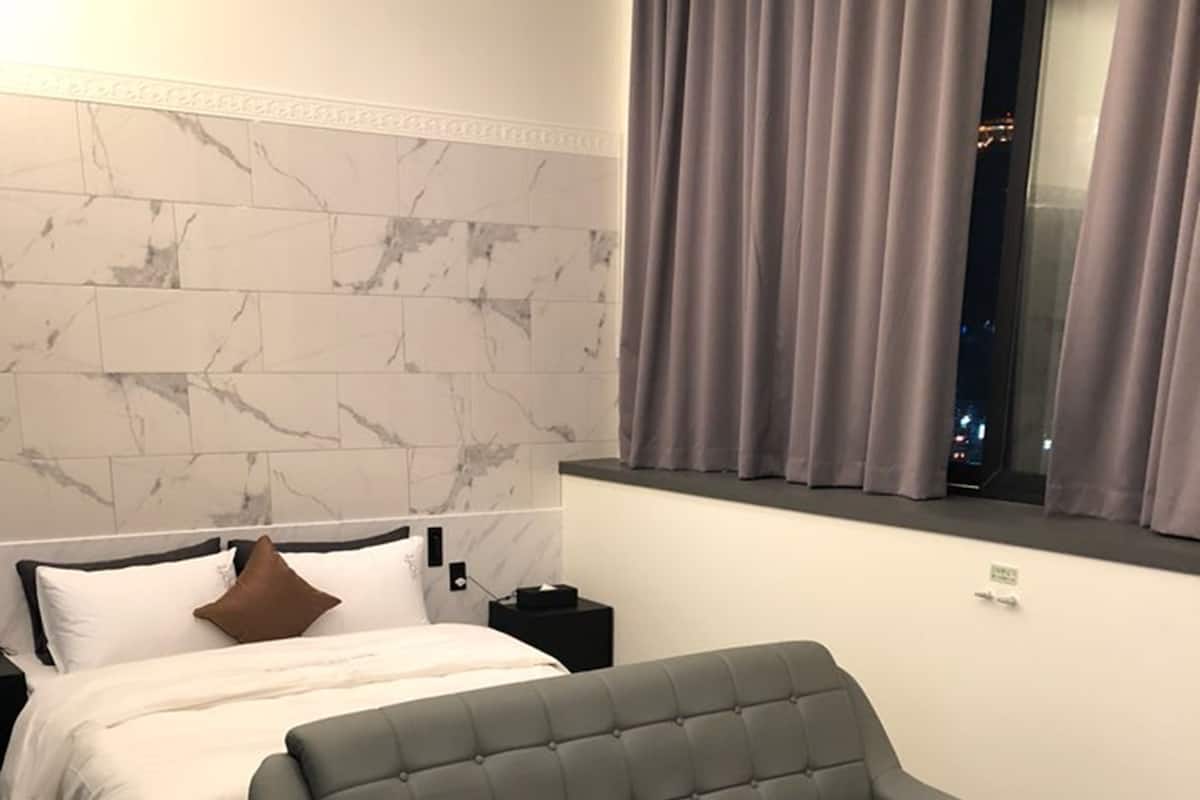 Minibar, escritorio, sistema de insonorización y wifi gratis