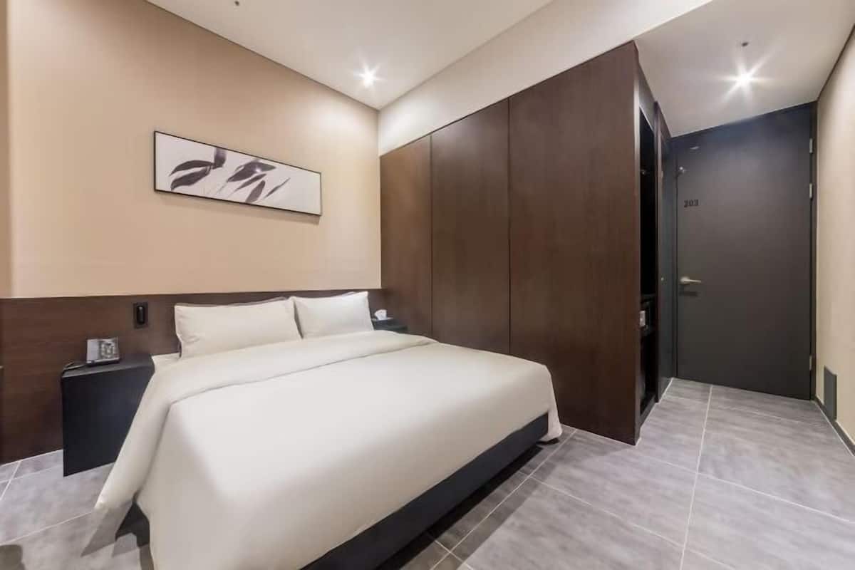 Minibar, escritorio, sistema de insonorización y wifi gratis