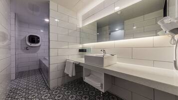 Royal Suite - No Parking | Bad | Toalettartikler (inkludert), hårføner, badekåper og tøfler