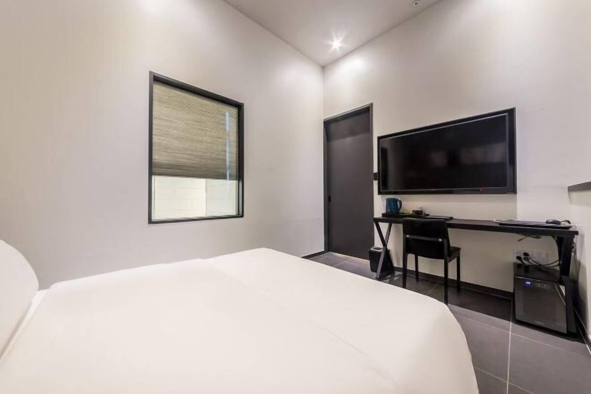 Minibar, escritorio, sistema de insonorización y wifi gratis