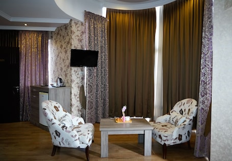 Standard Double or Twin Room, 1 Bedroom | Egyptian cotton sheets, desk, blackout drapes, soundproofing