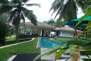 Outdoor pool - Thompson Manor - A Luxury Villa in Galle (Akmeemana)