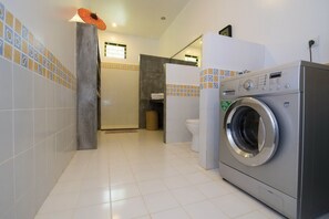 Family Villa | Bathroom | Shower, free toiletries, hair dryer, bathrobes - Enkosa Modern Villa (Siem Reap)