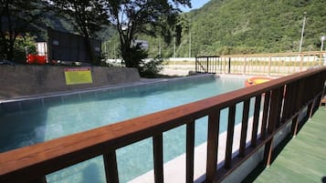 Piscina stagionale all'aperto, ombrelloni da piscina, lettini