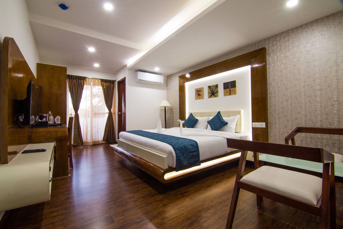 Executive Room | 1 bedroom, premium bedding, minibar, in-room safe