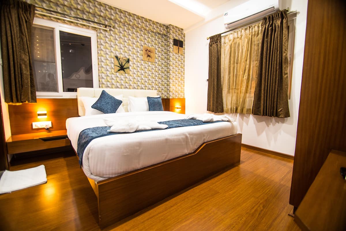 Executive Suite | 1 bedroom, premium bedding, minibar, in-room safe