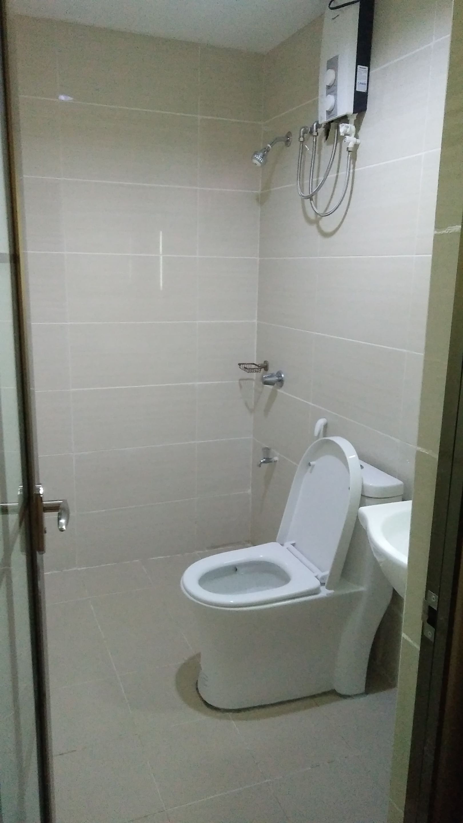 Ein kleines, modernes Badezimmer mit Toilette, Bidet und Dusche.