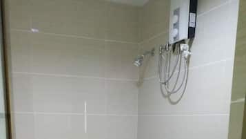 Ein kleines, modernes Badezimmer mit Toilette, Bidet und Dusche.