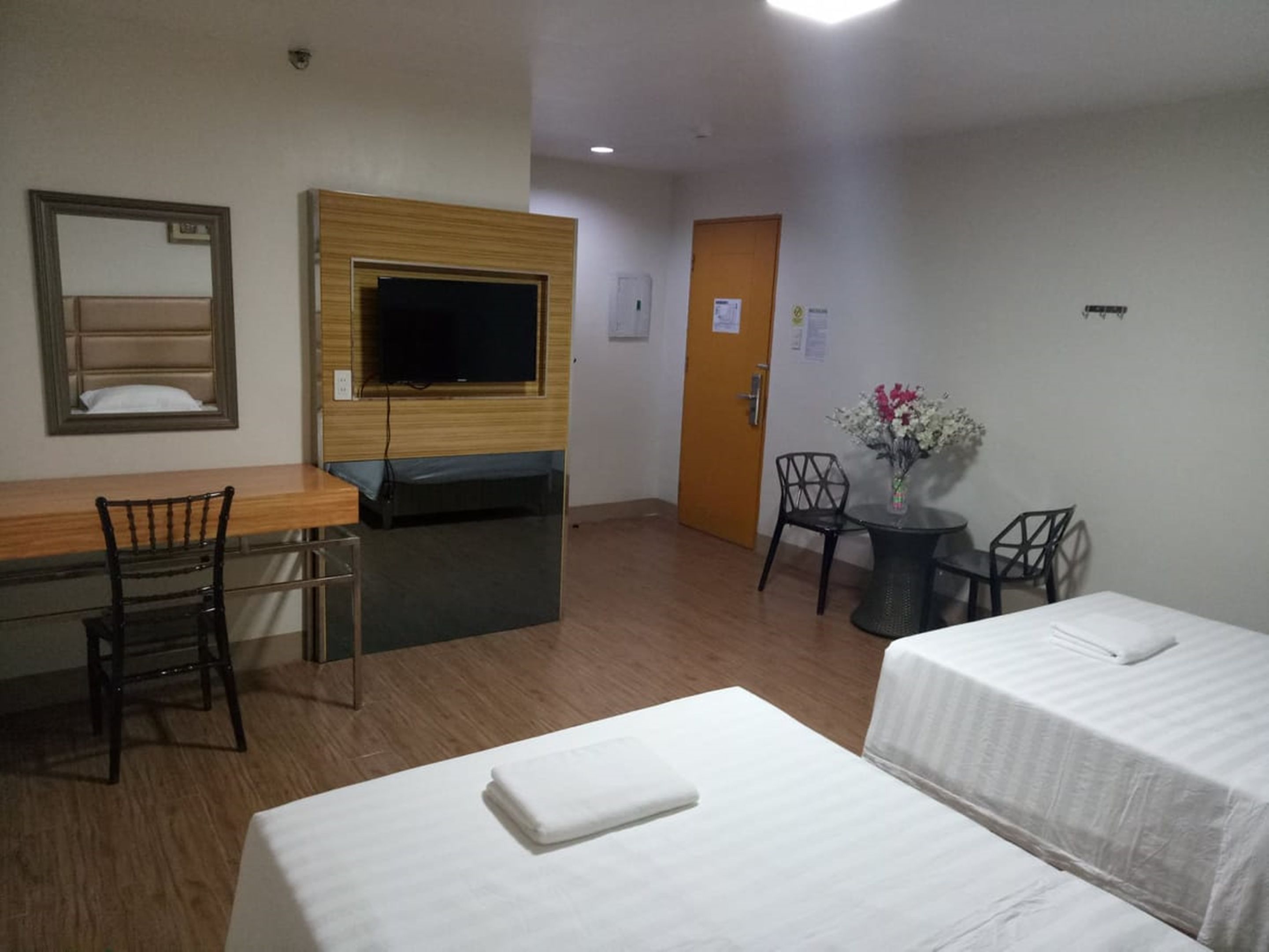 twin deluxe room | bed sheets