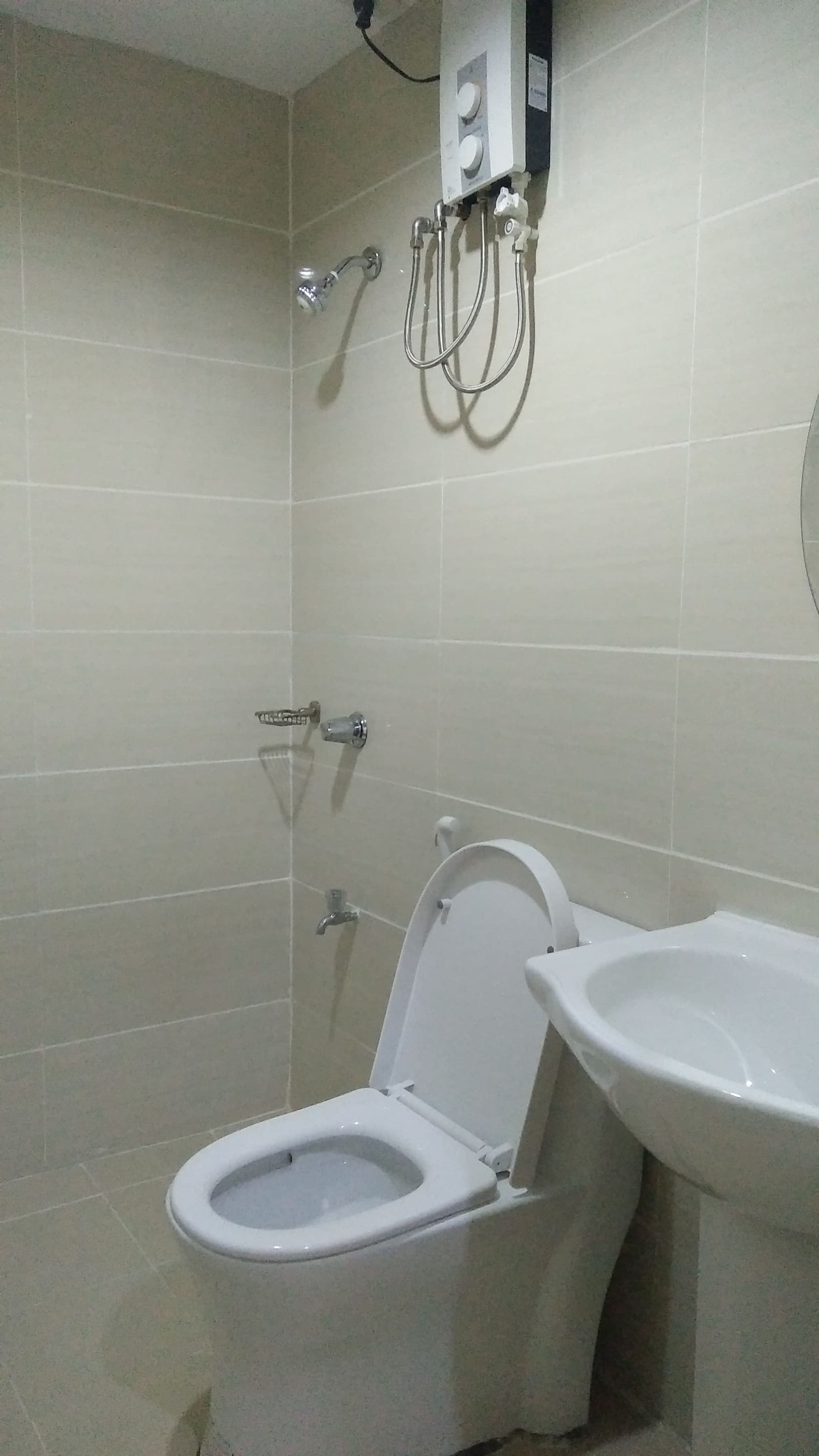 A bathroom with a toilet, a bidet, and a sink.